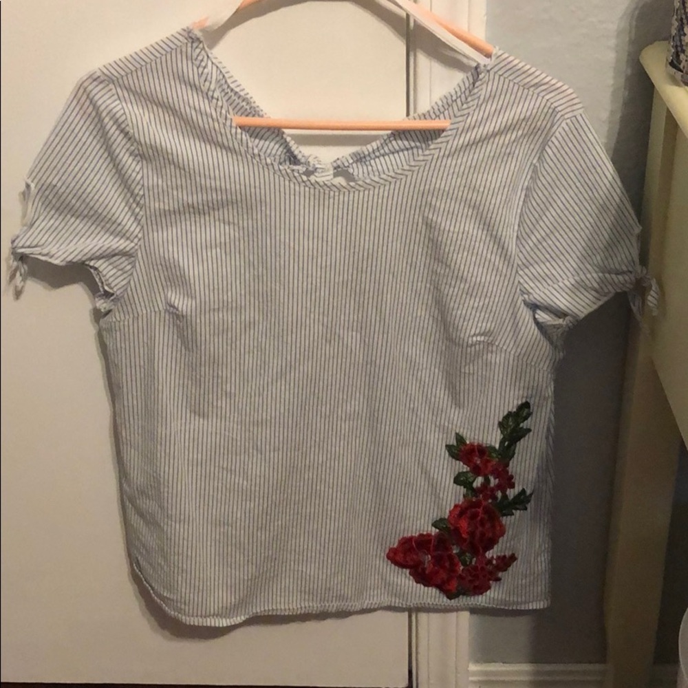 Cute striped top with flower!